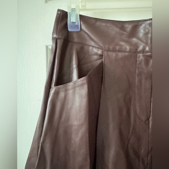 Tahari Elegant Brown faux Leather full Skirt, pockets, zip front…Size 6 - Picture 2 of 6